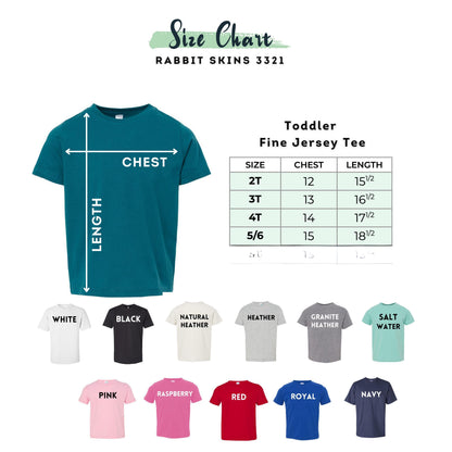 The image is a size chart for a toddler fine jersey t-shirt, including a t-shirt in various colors and sizes, along with a table providing the corresponding chest measurements for each size.
