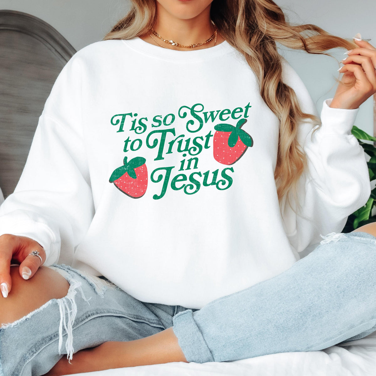 Tis So Sweet to Trust in Jesus Sweatshirt Christian Crewneck Strawberry Faith Shirt Jesus Sweatshirt Christian Women Gift