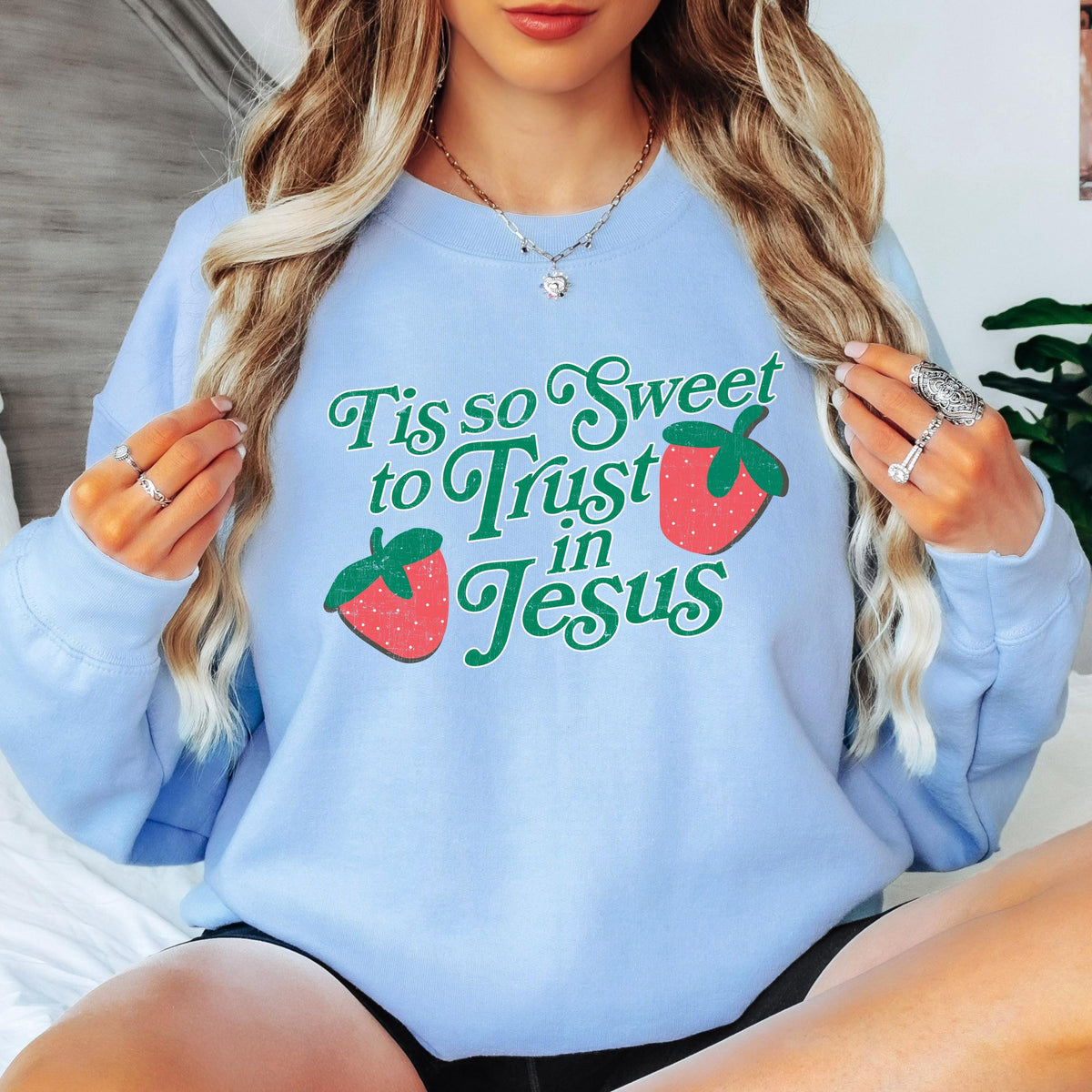 Tis So Sweet to Trust in Jesus Sweatshirt Christian Crewneck Strawberry Faith Shirt Jesus Sweatshirt Christian Women Gift
